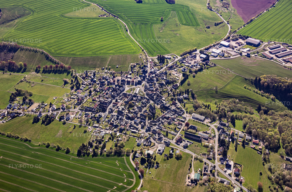 Luftbild: Ortsansicht von Westen im Ortsteil Herschdorf in Verwaltungsgemeinschaft im Bundesland Thüringen in Deutschland. – Foto: IMG_155285.jpg vom 02.05.2026 durch Werner Riehm/FLY-FOTO.de – Auflösung des Originals: 5788 x 3811 px
