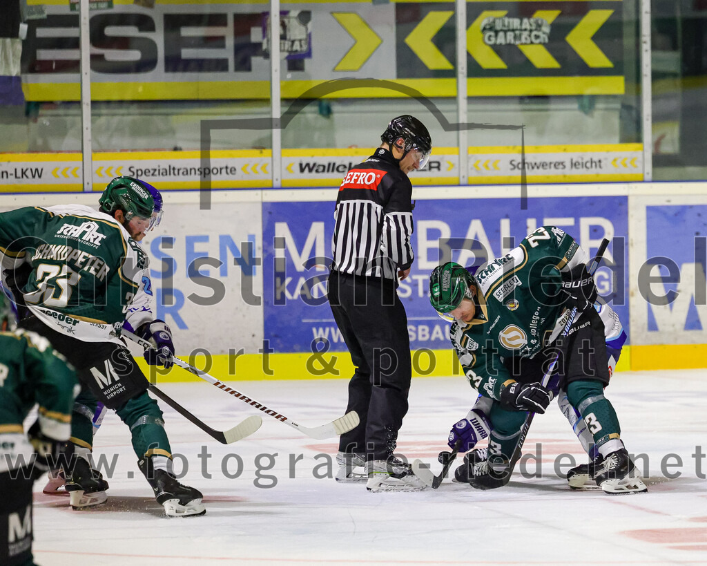 2025-09-26_124_TSV_Erding_gegen_SC_Riessersee | Erding, Deutschland, 26.09.2025:Eishockey, Oberliga Süd 2025 / 2026, 3. Spieltag, TSV Erding gegen SC Riessersee, Endergebnis: 3:5Marc Schmidpeter (Erding Gladiators, #33), Lukas Gaus (Erding Gladiators, #23)Foto: Christian Riedel / fotografie-riedel.net