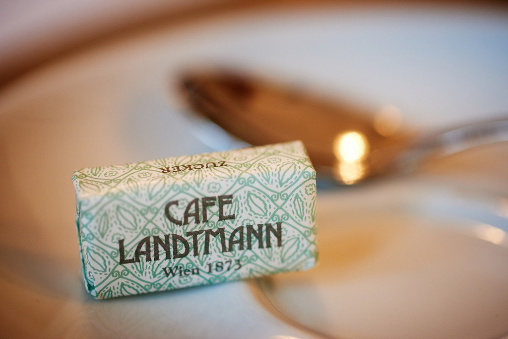 Cafe Landtmann Würfelzucker | Wien, Austria - September 07, 2018: Cafe Landtmann Würfelzucker liegt auf der Untertasse. - Realisiert mit Pictrs.com