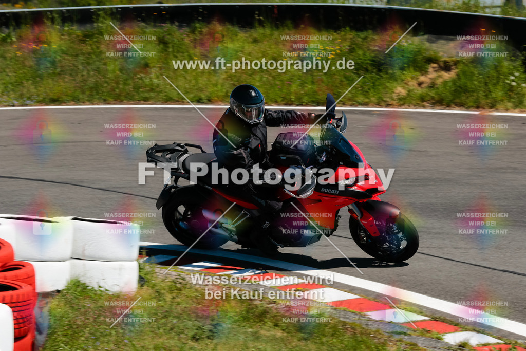 Moto-TeamOBK-22073 | Hier findet Ihr Bilder von Touristenfahrten auf der Nürburgring Nordschleife oder von anderen Veranstaltungen die ich besucht habe. Viel Spass beim Durch Schauen 
