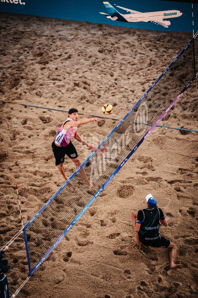 Beachvolleyball | Männer | Allianz German Beach Tour 2025 | Tourstop Berlin | 23.08.2025 | Max Just Blockfrei beim Angriff