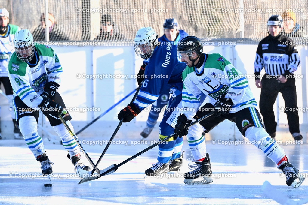 EC Tigers Paternion vs. EC FELD AM SEE/DSG LEDENITZEN | #89 Staudacher Sandro EC FELD AM SEE Ledenitzen, #16 Gietler Leon EC Tigers Paternion, #28 Wrann Anton EC FELD AM SEE Ledenitzen, EC Tigers Paternion vs. EC FELD AM SEE/DSG LEDENITZEN, EC Tigers Paternion vs. EC FELD AM SEE/DSG LEDENITZEN am 04.01.2026 in Paternion (Eislaufplatz Paternion), Austria, (Photo by Bernd Stefan)