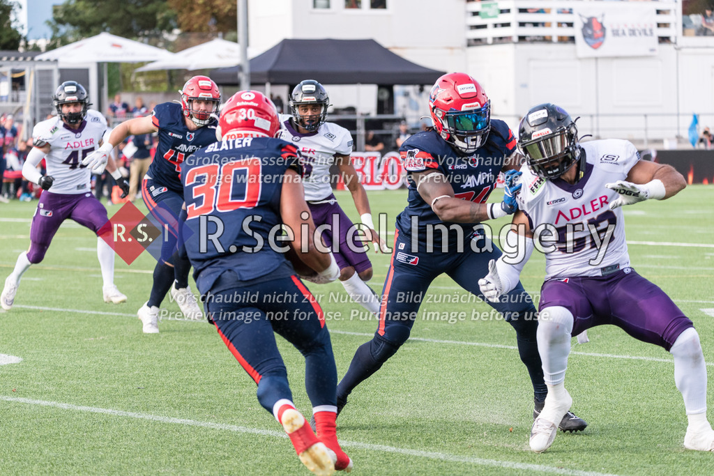 RS-1-003271 | Curtis Slater (#30, Sea Devils) trägt den Ball zurüclk, Michel Konate (#34, Sea Devils) blockt Wael Nasri (#52, Frankfurt, LB) weg.