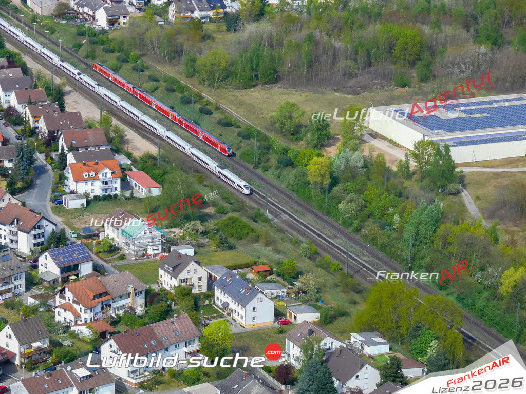 Die Luftaufnahme der Stadt Hallstadt wurde vom UL-Flugzeug heraus erstellt ( keine Drohne )- hohe Auflösung für beste Qualität