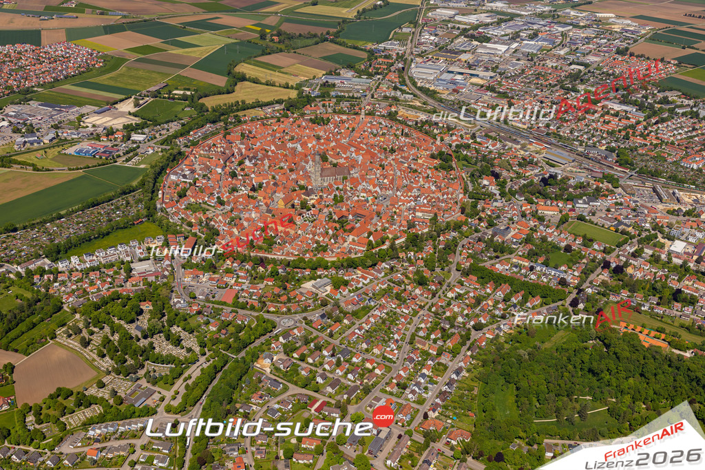 Das Luftbild der Stadt Nördlingen wurde 2021 vom Flugzeug heraus erstellt (keine Drohne) Aufnahmehöhe ca.450 Meter- hohe Bildauflösung und Druck-Qualität garantiert!