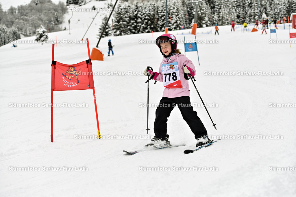 SRF_20.02.2026_0934 | Skirennfotos,Serfaus,Fiss,Ladis,Kinderskirennen,Winter,Tirol,Oberland,skirace,SFL,feelfree,weil wir's genießen,ski,Ski,skifahren,Sonnenplateau, - Realisiert mit Pictrs.com