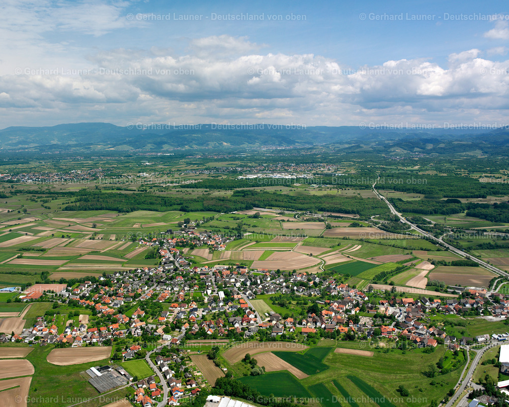 2626409 | Sand, WILLSTäTT 09.06.2006 Stadtansicht vom Stadtrand angrenzend an landwirtschaftliche Feldern  in Willstätt im Bundesland Baden-Württemberg, Deutschland // City view from the outskirts with adjacent agricultural fields  in Willstätt in the state Baden-Wuerttemberg, Germany Foto: Gerhard Launer
