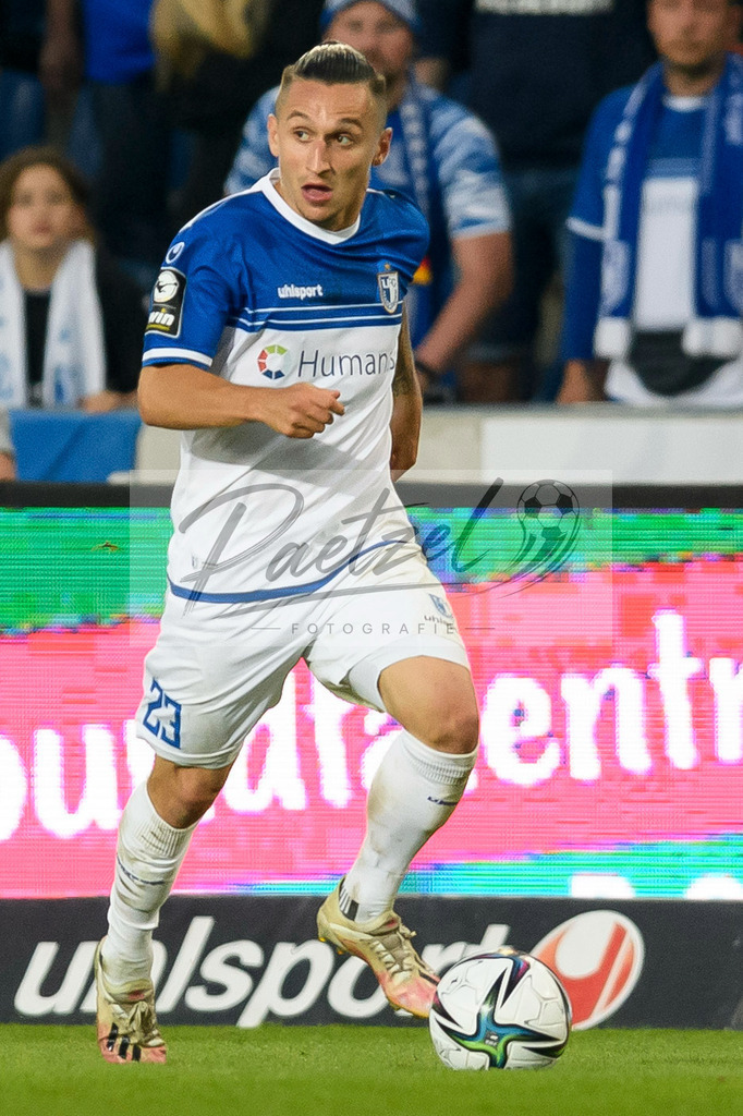 FCMFCK20210904_247 | Fussball, Herren: Barıs Atik (1. FC Magdeburg) in Aktion, am Ball, Einzelaktion beim Spiel der 3. Liga zwischen 1. FC Magdeburg und 1. FC Kaiserslautern in der MDCC-Arena am 04.09.2021 in Magdeburg, Deutschland.DFB / DFL REGULATIONS PROHIBIT ANY USE OF PHOTOGRAPHS AS IMAGE SEQUENCES AND/OR QUASI-VIDEO. - Realisiert mit Pictrs.com
