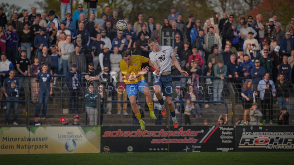Fußball, Herren, Saison 2025/2026, Regionalliga Nordost, 30. Spieltag, FSV 63 Luckenwalde vs. SV Babelsberg 03, Freitag 17.04.2026, Karl-Liebknecht-Stadion Potsdam | Fußball, Herren, Saison 2025/2026, Regionalliga Nordost, 30. Spieltag, FSV 63 Luckenwalde vs. SV Babelsberg 03, Freitag 17.04.2026, Karl-Liebknecht-Stadion Potsdam, Im Bild: Simon Gollnack (l. Luckenwalde) und Jannis Lang (r. Babelsberg) - Realisiert mit Pictrs.com