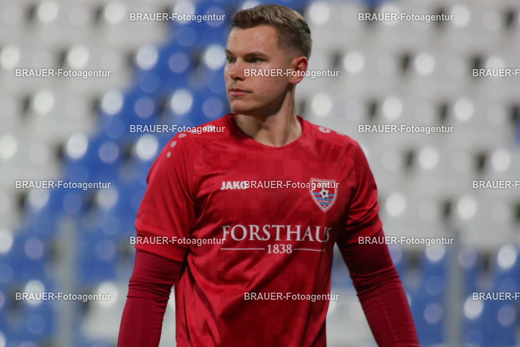 KFC Uerdingen - Ratingen 04/19 | Krefeld, Deutschland, 02.12.25 Jonas Holzum (KFC Uerdingen) schaut während des Oberliga Niederrhein Spiels zwiachen KFC Uerdingen - Ratingen 04/19 im Krefelder Grotenburg Stadion am 02. Dezember 2025 in Krefeld (Foto von Ralph Görtz / Brauer-Fotoagentur)