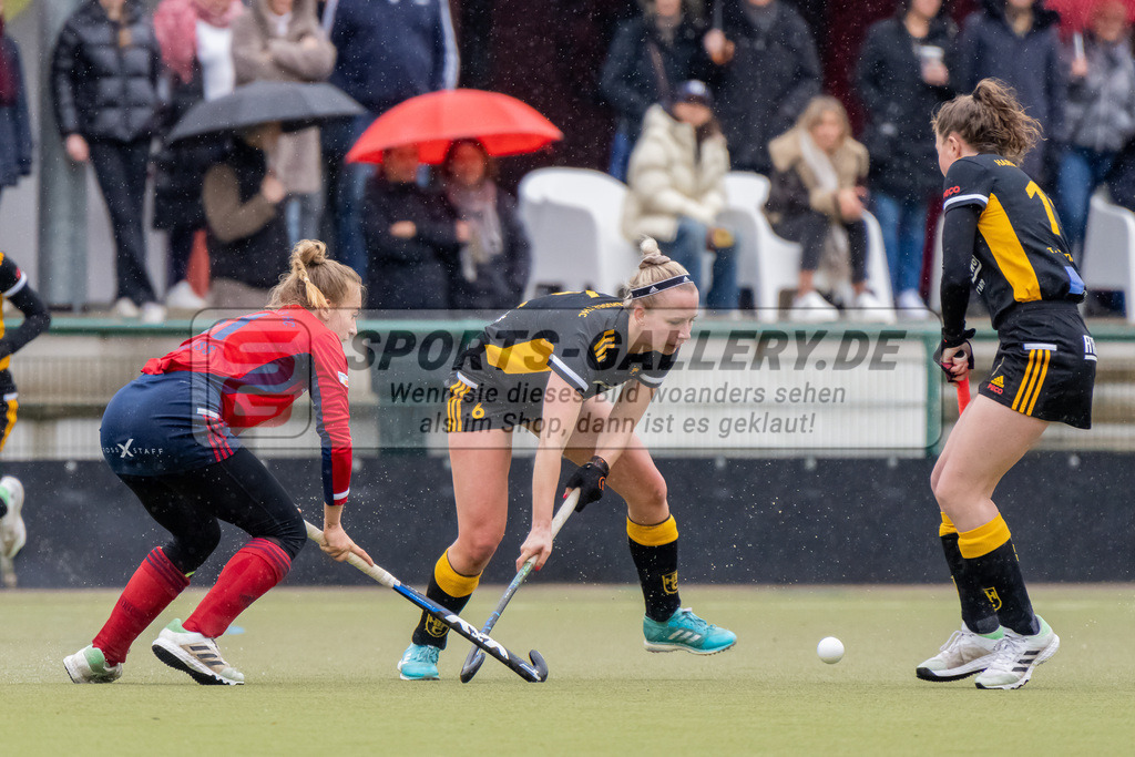 HK_20230401_106645 | 1. Bundesliga Damen Düsseldorfer HC - Harvestehuder THC  am 1.4.2023 DHC Düsseldorf, Düsseldorf , Sara Strauss ( Düsseldorfer HC #11 ) , Müller Marleen ( Harvestehuder THC #6 )
