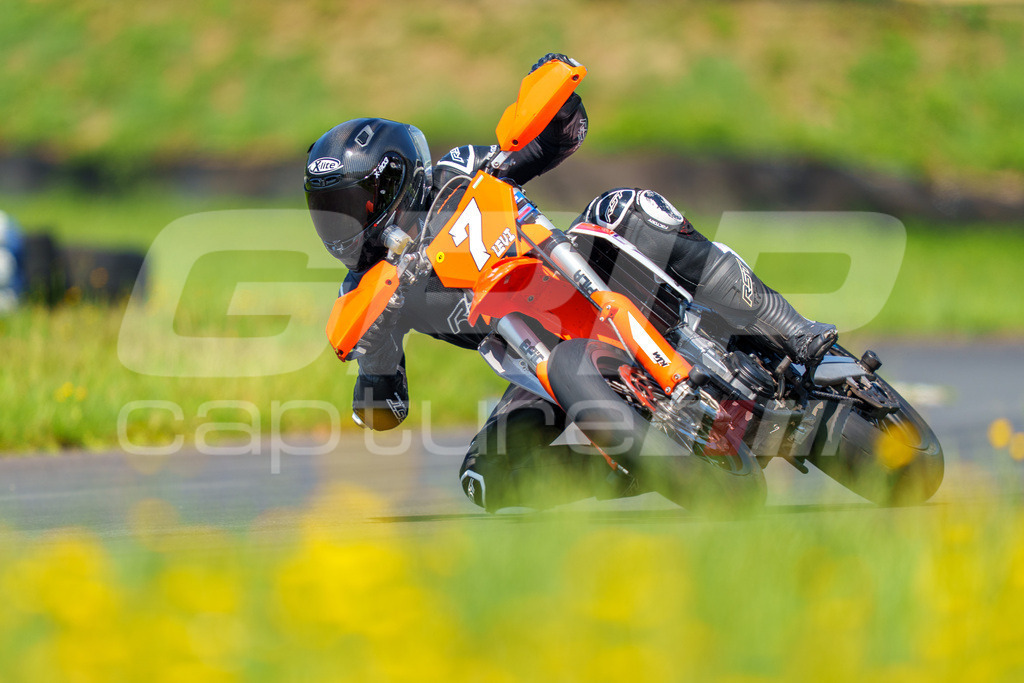 G-Cup + Supermoto Staatsmeisterschaft + Hungarian Supermoto Championship | GRIPcapture steht für authentische Sportfotografie in Österreich – für Momente, die mehr sind als Geschwindigkeit oder Ergebnis. Es geht um Emotion, Spannung, Fokus und den Augenblick, der oft nur einen Wimpernschlag dauert.Ob Motorsport, Teamsport oder 