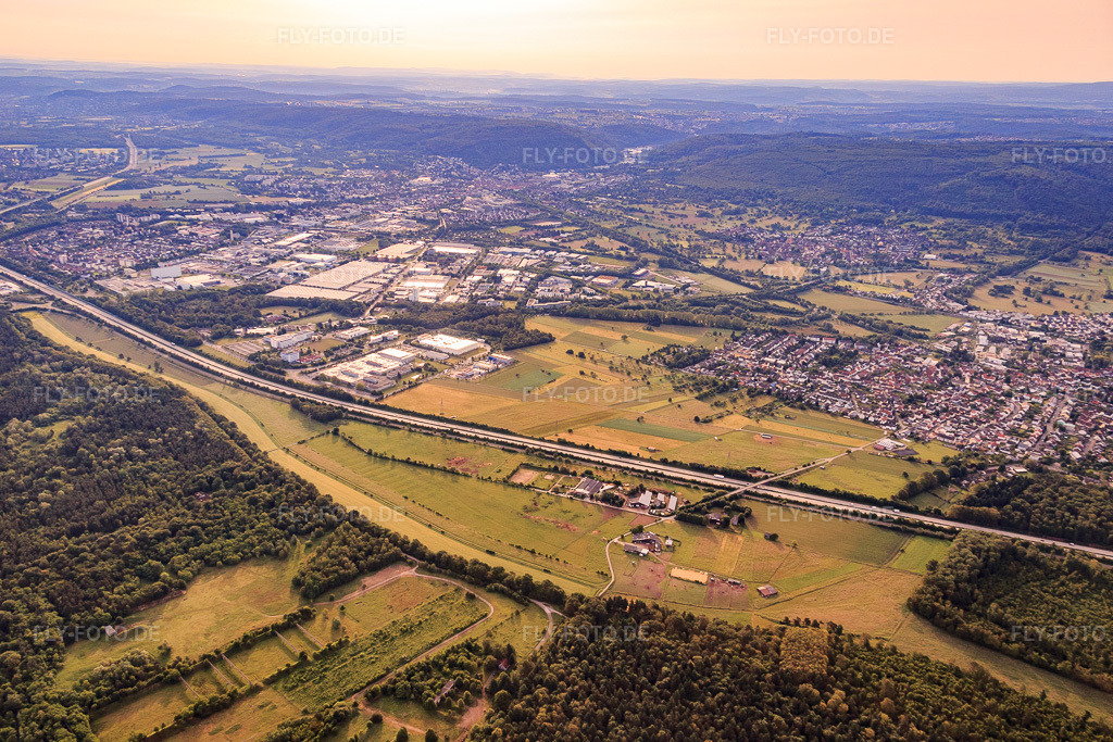 Luftbild: A5 und B3 im Ortsteil Bruchhausen in Ettlingen im Bundesland Baden-Württemberg in Deutschland. Foto: IMG_079698.jpg vom 31.05.2015 durch Werner Riehm/FLY-FOTO.de