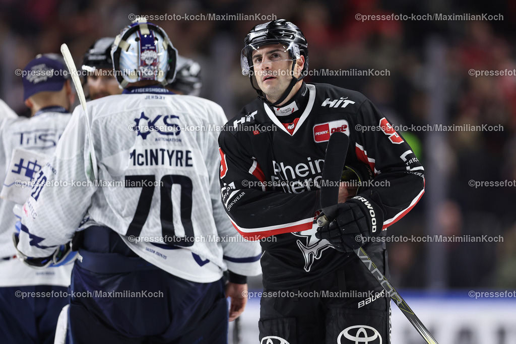 KEC22122401085 | 22.12.2024, Eishockey, DEL, Kölner Haie - Straubing Tigers, Spieltag 29, Lanxess-Arena Köln: Enttäuschte Gesichter bei den Haien nach der 3:4 Niederlage. Enttäuschung bei Maximilian Kammerer (Kölner Haie #9)