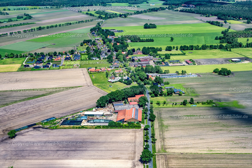 Ahrensmoor_ELS_7115030622 | AHLERSTEDT 03.06.2022 Ortsansicht der Straßen und Häuser der Wohngebiete in Ahrensmoor West im Bundesland Niedersachsen, Deutschland. // Town View of the streets and houses of the residential areas in Ahrensmoor West in the state Lower Saxony, Germany. Foto: Martin Elsen