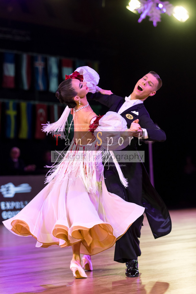 20241215_WDSF_Int_Open_Std-Riga-9519 | Tanzsportbilder, Standardtanz, Lateintanz, WDSF, DTV, LTVB, dancecomp, goc, hessen tanzt, blaues band der spree, walzer, tango, wiener walzer, slowfox, quickstepp, samba, rumba, cha-cha-cha, paso doble. jive, hd-kroft photography, turniertanzsport