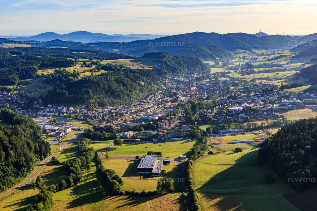 Luftbild: Stadtansicht im Elz-Tal aus Südwesten in Elzach im Bundesland Baden-Württemberg in Deutschland. Foto: IMG_147631.jpg vom 30.05.2025 durch Werner Riehm/FLY-FOTO.de