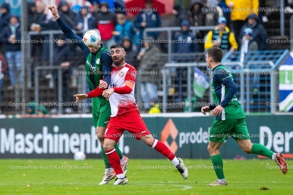 xKWIx26102501024 | 26.10.2025, xkwix, Fußball, Regionalliga West, FC Gütersloh - Sportfreunde Siegen, Ohlendorf Stadion im Heidewald:  Roman Schabbing (FC Gütersloh #31) im Zweikampf gegen Arif Güclü (Sportfreunde Siegen #18)