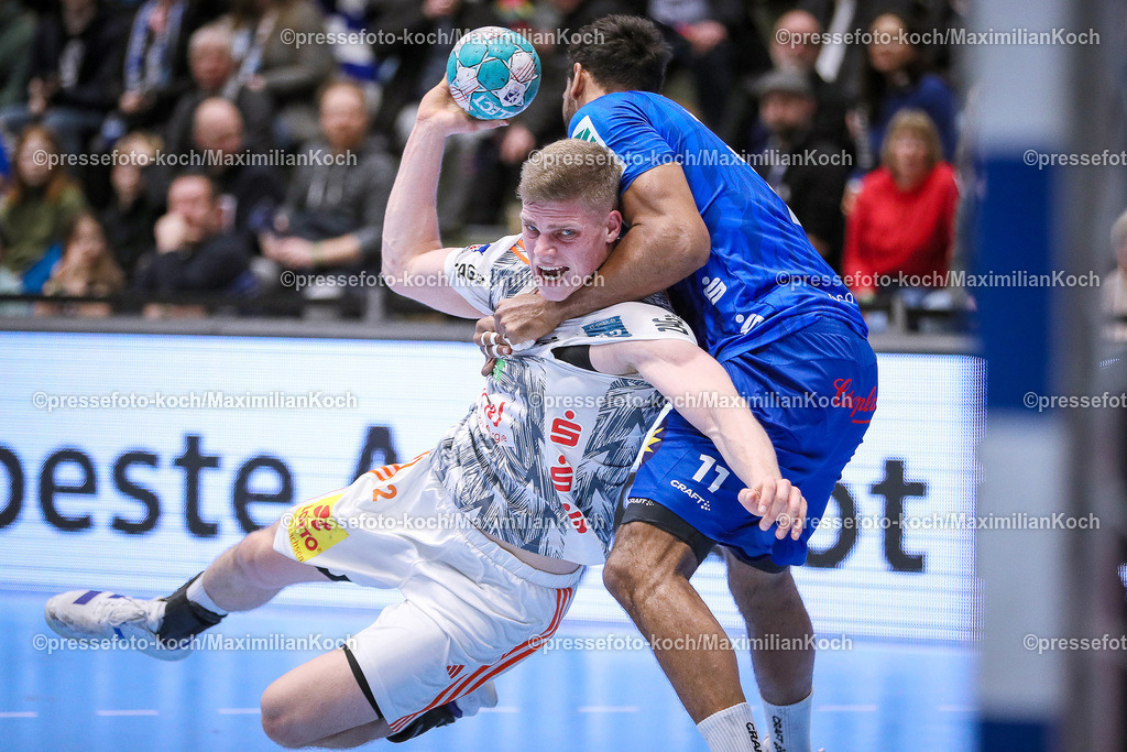 Wup1HBL24022401016 | 24.02.2024, Wuppertal, Handball, Uni-Halle, Liqui Moly Bundesliga, 23. Spieltag, Bergischer HC - TSV Hannover-Burgdorf: Martin Hanne (TSV Hannover-Burgdorf) wird von Djibril M'Bengue (Bergischer HC) festgemacht