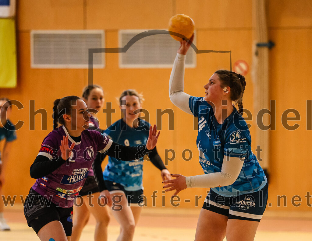 2024-03-09_073_SpVgg_Altenerding_gegen_Eintracht_Dachau-Karlsfeld | Erding, Deutschland, 09.03.2024:
Handball, Bezirksoberliga Frauen Altbayern 2023 / 2024, 17. Spieltag, SpVgg Altenerding gegen Eintracht Dachau-Karlsfeld, Endergebnis: 26:25

Johanna Taubmann (SpVgg Altenerding, #22), Janine Klapproth (TSV Eintracht Karlsfeld, #24)

Foto: Christian Riedel / fotografie-riedel.net