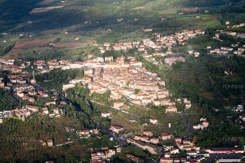 Vue aérienne: Vue de la ville à Sinalunga dans le département Siena, Italie. Photo: IMG_43648.jpg prise le 28/07/2011 par Werner Riehm/FLY-FOTO.euRésolution de l'original: 4272 x 2848 px