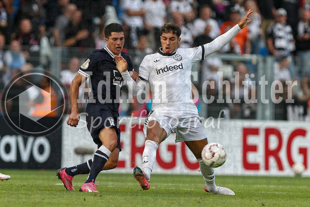 21.08.2026, GER, Fussball, Herren, DFB-Pokal, Saison 2026/2027, SC St. Tönis vs Eintracht Frankfurt | Julian Andres Suaterna (Tönis) und Fares Chaibi (Frankfurt) im Kampf um den Ball