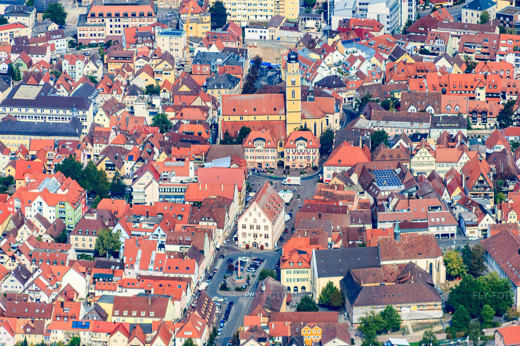 Luftbild: Altstadt mit Marienbrunnen: Altes Rathaus und Marktplatz von Süden in Bad Mergentheim im Bundesland Baden-Württemberg in Deutschland. Foto: IMG_45665-1712.jpg vom 25.09.2011 durch Werner Riehm/FLY-FOTO.de