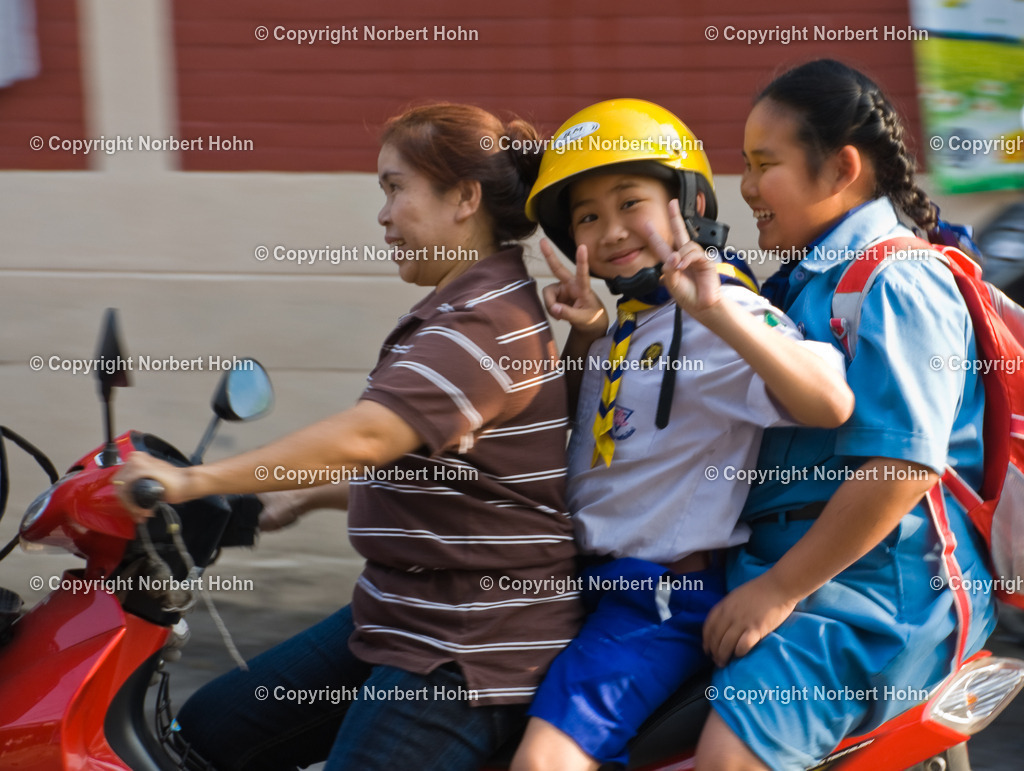 Reisefotografie - Asien - Thailand | Familie auf dem Heimweg von der Schule in der nordthailändischen Stadt Chiang Mai eingefangen.  - Realisiert mit Pictrs.com