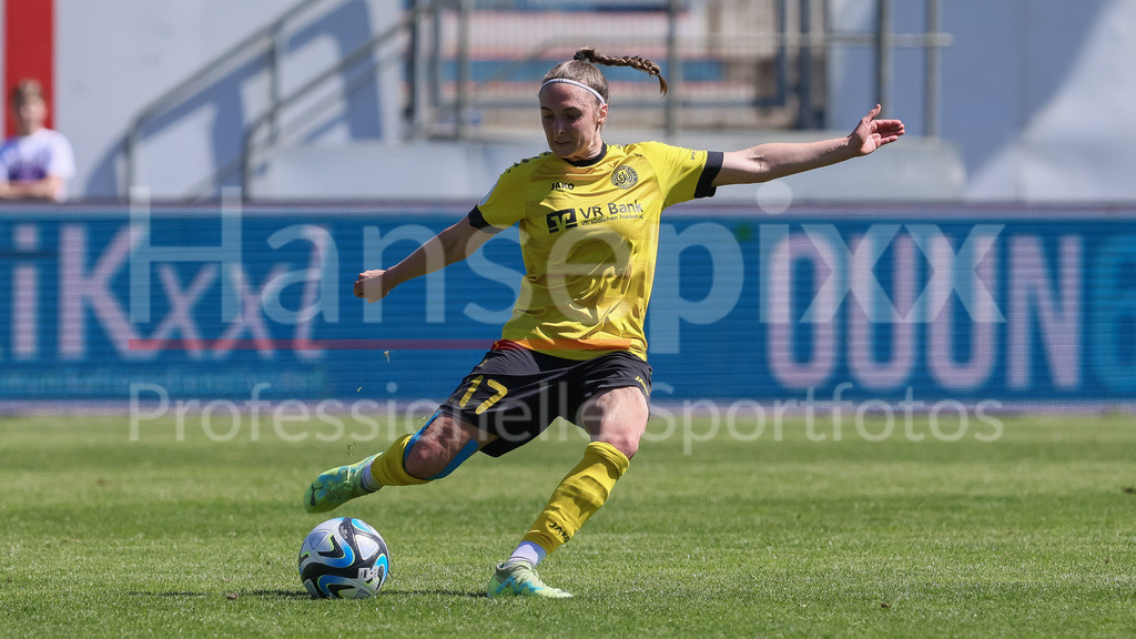 Fussball, 2. Frauen-Bundesliga, SV Meppen - SV 67 Weinberg | v.li.: Sara Hofmann (SV 67 Weinberg, 17) am Ball, Freisteller, Einzelbild, Ganzkörper, Aktion, Action, Spielszene, DIE DFB-RICHTLINIEN UNTERSAGEN JEGLICHE NUTZUNG VON FOTOS ALS SEQUENZBILDER UND/ODER VIDEOÄHNLICHE FOTOSTRECKEN. DFB REGULATIONS PROHIBIT ANY USE OF PHOTOGRAPHS AS IMAGE SEQUENCES AND/OR QUASI-VIDEO.