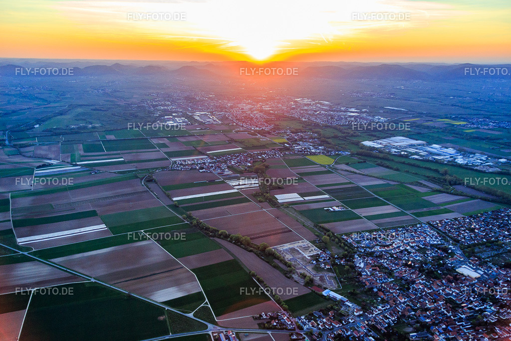 Dorfansicht bei Sonnenuntergang aus Osten | Luftbild: Dorfansicht bei Sonnenuntergang aus Osten im Ortsteil Mörlheim in Landau im Bundesland Rheinland-Pfalz in Deutschland. Foto: IMG_077555.jpg vom 21.04.2015 durch Werner Riehm/FLY-FOTO.de - Realisiert mit Pictrs.com