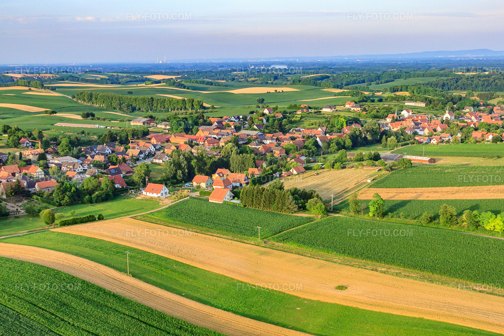 Aerial view: View of the town from the southeast in Wintzenbach in the state Bas-Rhin, France. – Photo: IMG_30623.jpg taken on 07/09/2010 by Werner Riehm/FLY-FOTO.com – Resolution of the original: 4752 x 3168 px