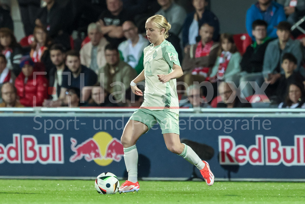 Fussball, Google Pixel Frauen-Bundesliga, RB Leipzig - SV Werder Bremen | v.li.: Caroline Siems (SV Werder Bremen, 21) am Ball, Freisteller, Einzelbild, Ganzkörper, Aktion, Action, Spielszene, DIE DFB-RICHTLINIEN UNTERSAGEN JEGLICHE NUTZUNG VON FOTOS ALS SEQUENZBILDER UND/ODER VIDEOÄHNLICHE FOTOSTRECKEN. DFB REGULATIONS PROHIBIT ANY USE OF PHOTOGRAPHS AS IMAGE SEQUENCES AND/OR QUASI-VIDEO.