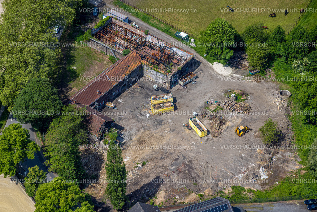Dortmund240506999Somborn | Luftbild vom Hof Schulte Somborn, Brandruine eines Bauernhofs in Dortmund Somborn, Ziegelhäuser, verkohlte Dachsparren, eingestürte Dächer, Wiederaufbau eines Guthofs, Somborn, Dortmund, Ruhrgebiet, Nordrhein-Westfalen, Deutschland