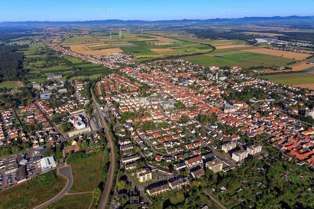 Luftbild: Stadtübersicht aus Osten in Kandel im Bundesland Rheinland-Pfalz in Deutschland. Foto: IMG_094023.jpg vom 23.08.2016 durch Werner Riehm/FLY-FOTO.de