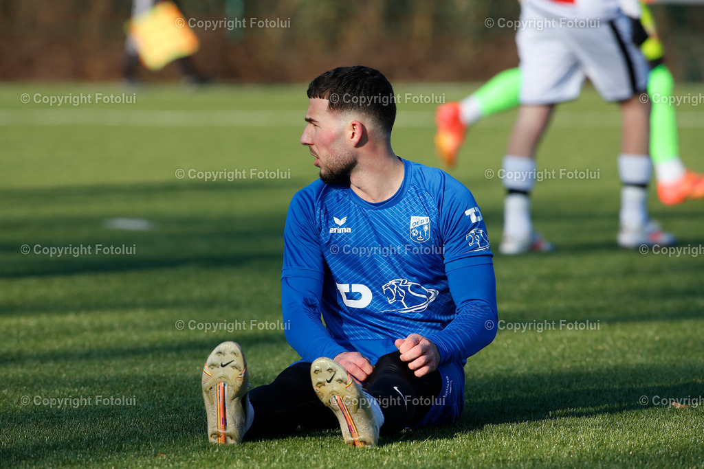A_LUI_180125_23 | SPORT FUSSBALL TESTSPIEL ASKOE OEDT 1B-SU VORTUNA BAD LEONFELDEN 18.01.2025 IM BILD : ALBI MUHAREMI  (OEDT1B) UND (LEONFERLDEN) FOTO:FOTOLUI