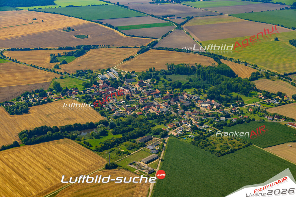 Schrägluftbild  Groß Schwechten  Stendal - Das Luftbild wurde 2025 vom UL-Flugzeug heraus erstellt (ohne Drohne- keine Drohnenaufnahme ) - Hochauflösende Luftaufnahme -Nicht vergleichbar mit Google Maps oder Satelittenbilder- Die Geschenkidee !Mit Lizenz und Bildrechte bestellbar