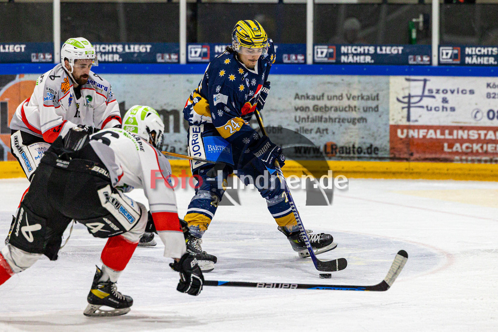 TSV Peißenberg Miners vs ESC River Rats Geretsried | Eishockey Bayernliga 2023/2024, TSV Peißenberg Miners vs ESC River Rats Geretsried,
Angriff Stefano RIZZO (River Rats 24),
2023-12-26 in Geretsried (Eisstadion)
11 Florian SIMON (Miners 11), 16 Christoph FRANKENBERG (Miners 16), 24 Stefano RIZZO (River Rats 24)
Copyright: WolfgangxLindner foto-lindner.de