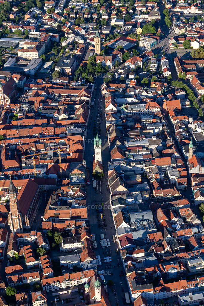 Luftbild: Historische Altstadt mit Stadtturm Straubing auf dem Theresienplatz in Straubing im Bundesland Bayern in Deutschland. Foto: IMG_133208.jpg vom 03.07.2022 durch Werner Riehm/FLY-FOTO.deStadt Straubing