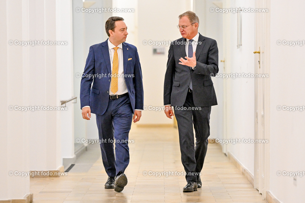 Pressekonferenz Land Ooe_ Praesentation Landeshaushalt 2024_ 07.11.2023-4 | 07.11.2023, Landhaus Linz, AUT, Pressekonferenz Land Ooe, Praesentation Landeshaushalt 2024 - Menschen entlasten. Wirtschaft foerdern, im Bild LH Thomas Stelzer (VP), LH-Stv. Manfred Haimbuchner (FP)