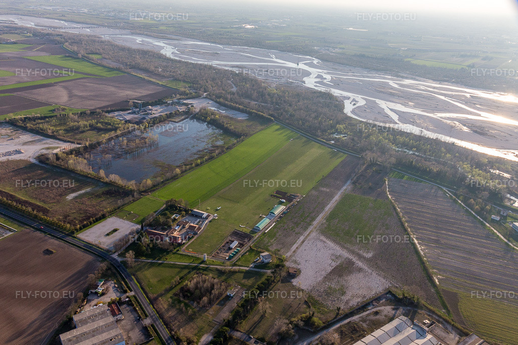 Vue aérienne: Aéroport d'Al Casale à Panellia di Sedegliano dans le département Frioul-Vénétie Julienne, Italie – .Photo: IMG_105556.jpg prise le 07/04/2018 par Werner Riehm/FLY-FOTO.eu – Résolution de l'original: 4776 x 3184 px