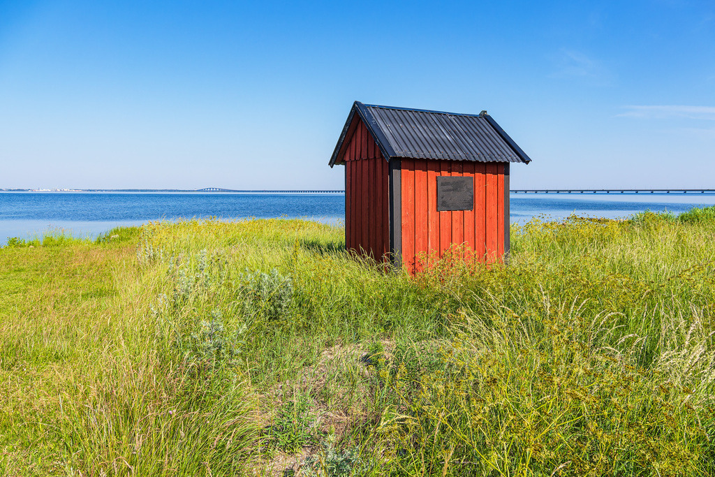 Rote Holzhütte in Färjestaden auf der Insel Öland in Schweden | Rote Holzhütte in Färjestaden auf der Insel Öland in Schweden.