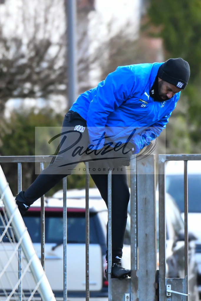20200215_TRAOSN_0018 | Fussball, Herren: Trainer Daniel Thioune (VfL Osnabrueck) klettert ueber einen Zaun um den Ball zu holen waehrend der Trainingseinheit des VfL Osnabrueck im Sportpark Illoshoehe am 15.02.2020 in Osnabrueck, Deutschland. - Realisiert mit Pictrs.com