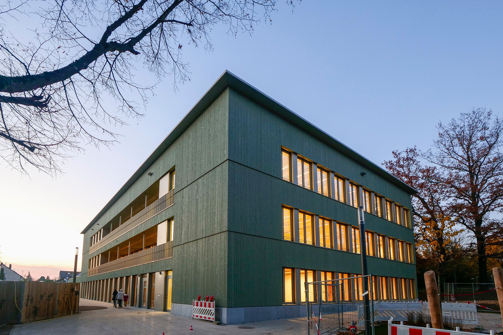 Grundschule | Ditzingen - Die neue Grundschule in Ditzingen wird offiziell zur Doris-Leibinger-Schule, mit Nicola Leibinger-Kammüller und Oberbürgermeister Michale Makurath - Realisiert mit Pictrs.com