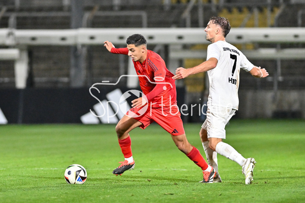 FC Bayern Amateure - TSV Schwaben Augsburg | im Duell Davide Dell´ERBA (FC Bayern München II #3) und Maximilian HEISS (TSV #7) / zweikampf / Regionalliga Bayern: FC Bayern Muenchen II - TSV Schwaben Augsburg, Gruenwalder Stadion am am 25.10.2024