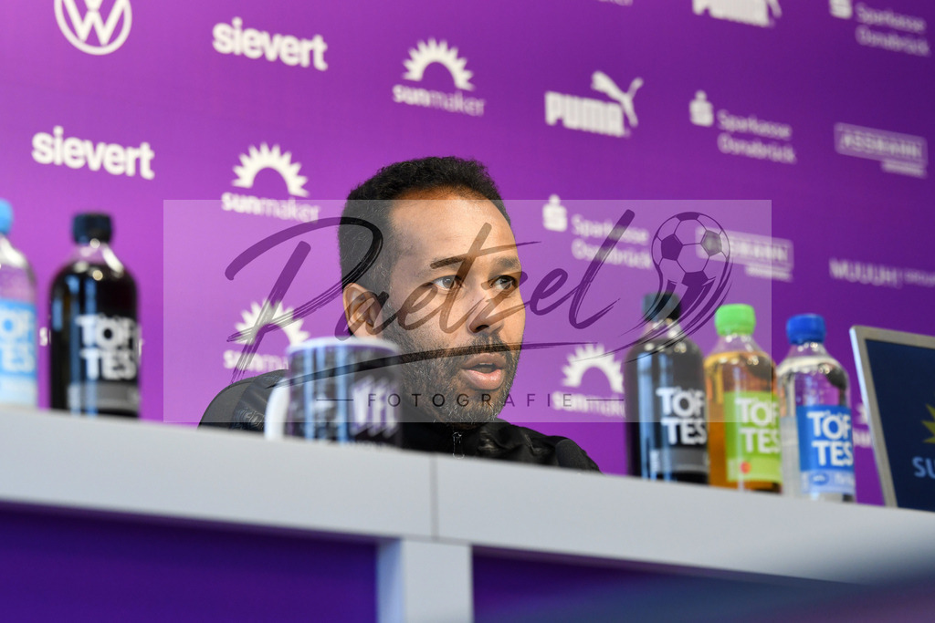 20200228_PKOSNA_0007 | Fussball, Herren: Trainer Daniel Thioune (VfL Osnabrueck) schaut waehrend der Pressekonferenz des VfL Osnabrueck im Presseraum des Stadion an der Bremer Bruecke am 28.02.2020 in Osnabrueck, Deutschland. - Realisiert mit Pictrs.com