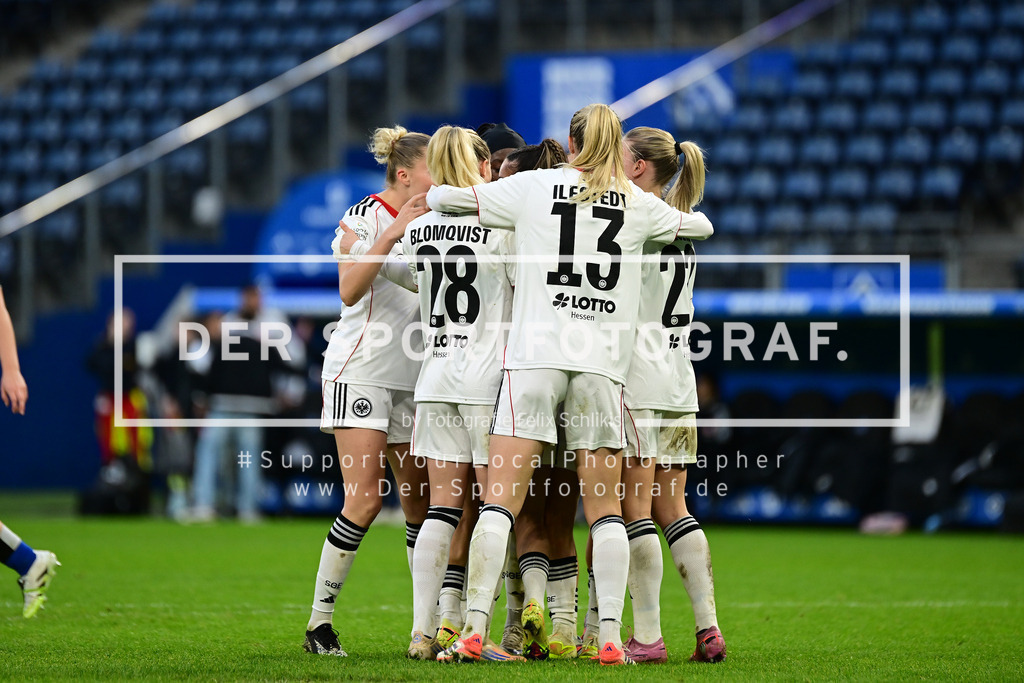 Fußball I Frauen I Saison 2025-2026 I Bundesliga I 8. Spieltag I Hamburger SV - Eintracht Frankfurt I 27233 | Jubel, Begeisterung, Enthusiasmus, Euphorie, Freude, Glücksgefühl, Heiterkeit bei: Elisa Senß (6, Eintracht Frankfurt) Laura Freigang (10, Eintracht Frankfurt) und den Eintracht Frankfurt Frauen nach dem 2:0 einen Elfmeter - Realisiert mit Pictrs.com