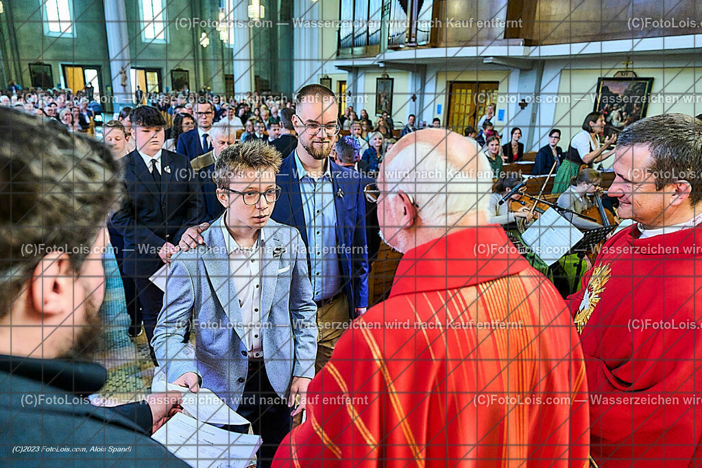 ALP2459_Pfarrfirmung Wieselburg_Sakrament der Firmung | (C)FotoLois.com, Alois Spandl, Pfarrfirmung in Wieselburg mit Firmspender Eduard Gruber (ehemaliger Generalvikar der Diözese St. Pölten), Sa 3. Juni 2023.