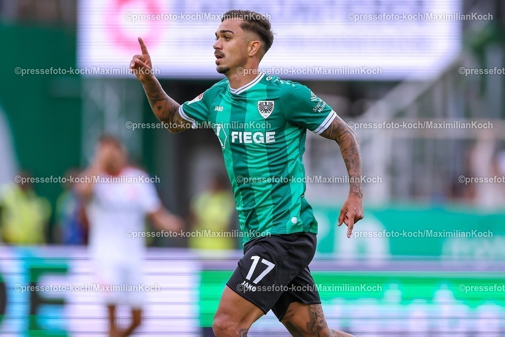 PRM22082501060 | 22.08.2025, Fußball, Preußen Münster - 1. FC Nürnberg, 2. Fußball Bundesliga,  Preußenstadion, Saison 2025 2026: Torjubel nach dem Tor zum 1:0 durch Torschütze Oliver Batista Meier (Preussen Muenster #17)    DFB regulations prohibit any use of photographs as image sequences and or quasi-video.