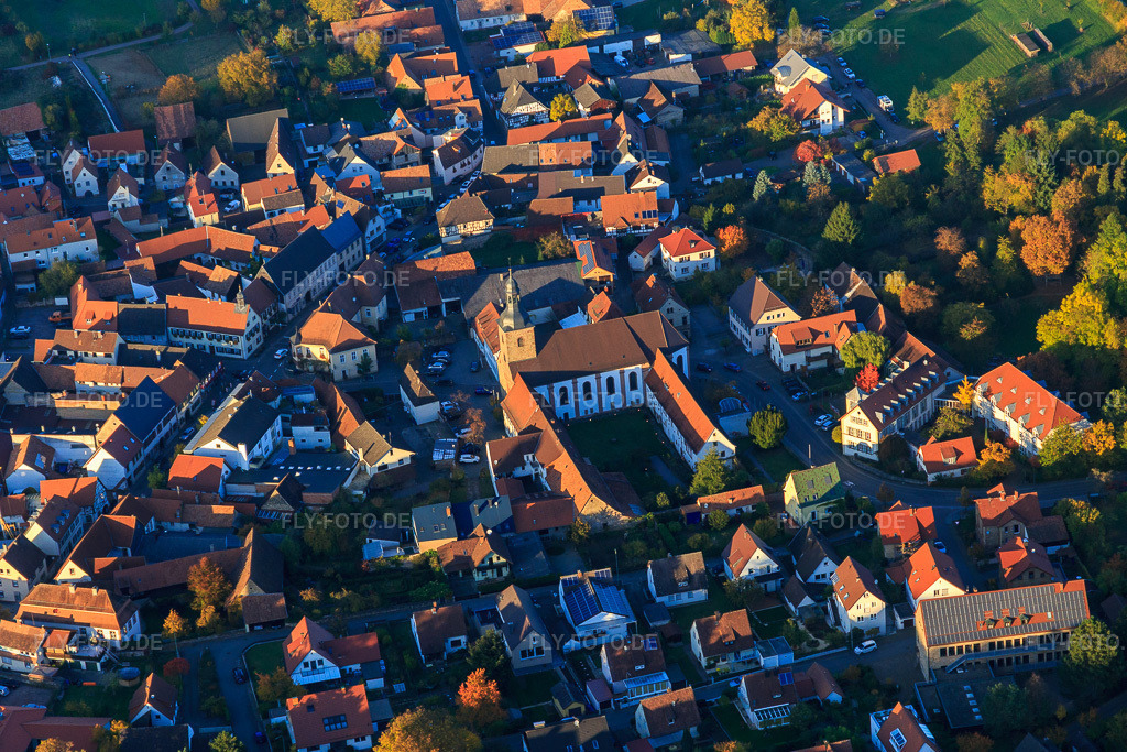 Luftbild: Stiftskirche Klingenmünster und Pfarrzentrum St. Michael in Klingenmünster im Bundesland Rheinland-Pfalz in Deutschland. Foto: IMG_095779.jpg vom 30.10.2016 durch Werner Riehm/FLY-FOTO.dePfarrei Klingenmünster, Bistum Speyer