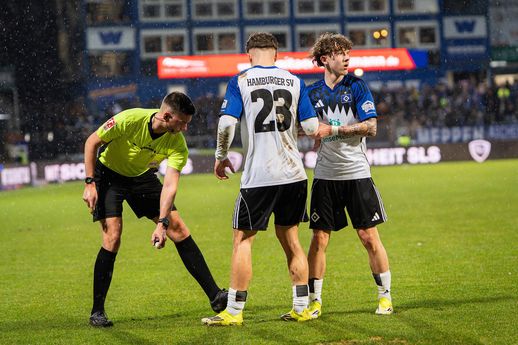 Fußball I Herren I Saison 2025-2026 I Regionalliga Nord I 24. Spieltag I SV Meppen - Hamburger SV II I 1316 | Mauer ist gestellt Moritz Reimers (23, Hamburger Sport Verein II) zusammen mit Davis Rath (8, Hamburger Sport Verein II) - Realisiert mit Pictrs.com